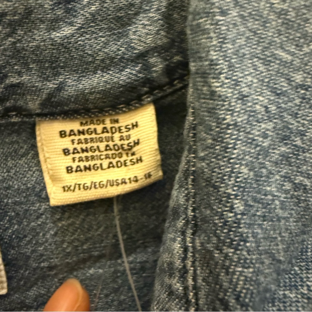 Levi's women’s Two-Tone Denim Shirt - Picture 5 of 14